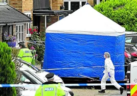 La Policía británica ha instalado una carpa delante de la vivienda donde se cometió el triple asesinato.