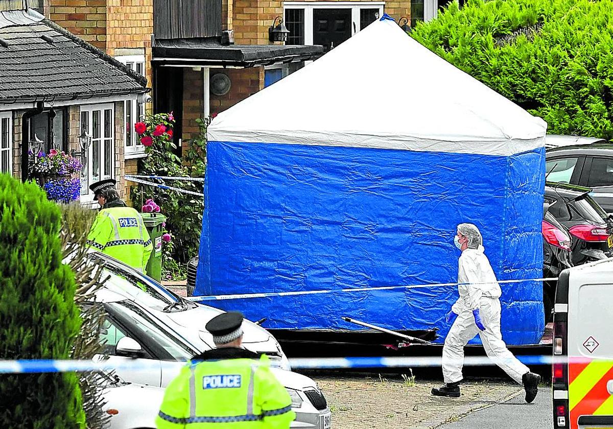 La Policía británica ha instalado una carpa delante de la vivienda donde se cometió el triple asesinato.