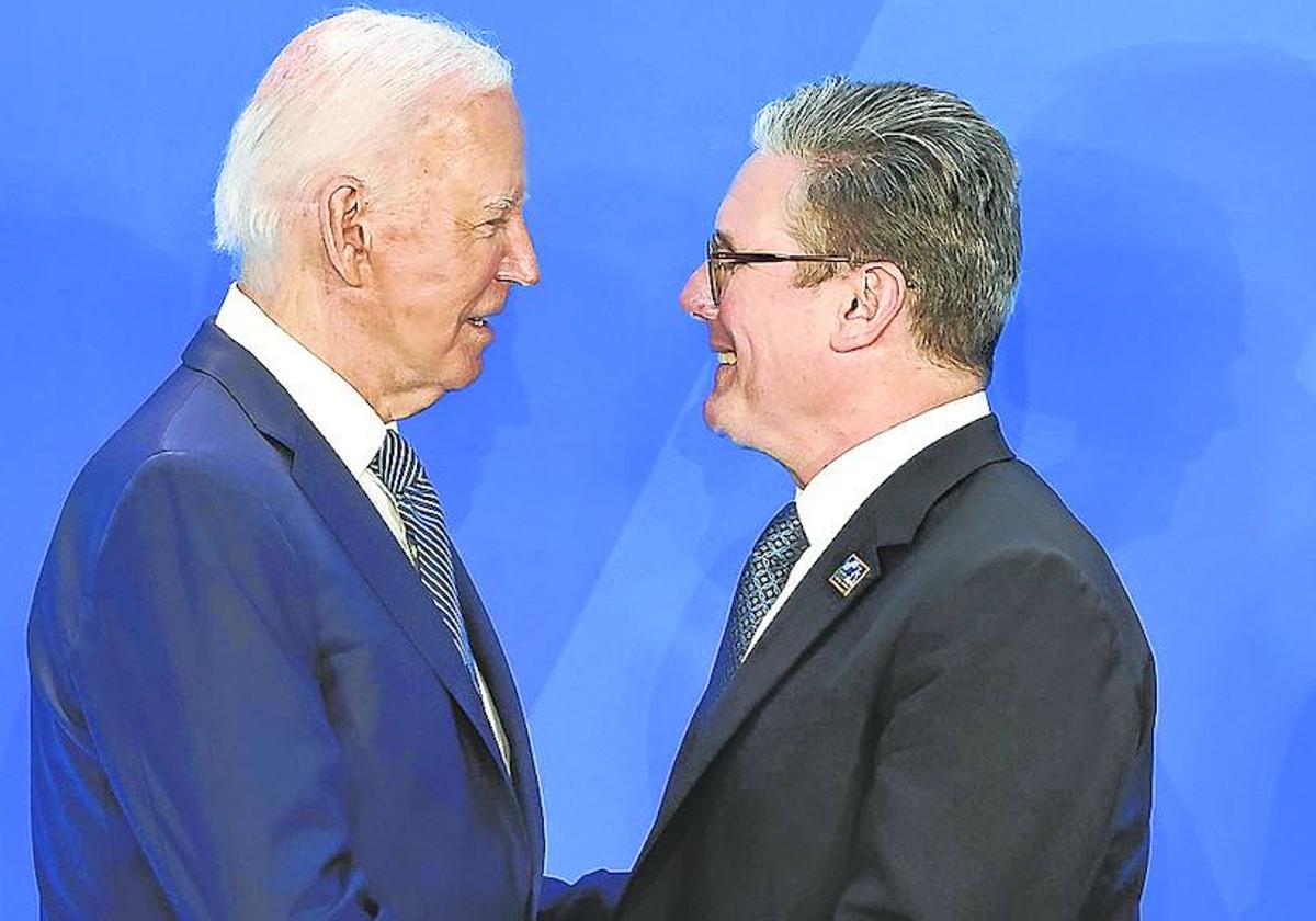 Keir Starmer, recién elegido primer ministro del Reino Unido, saluda al presidente de EE UU, Joe Biden, en Washington.