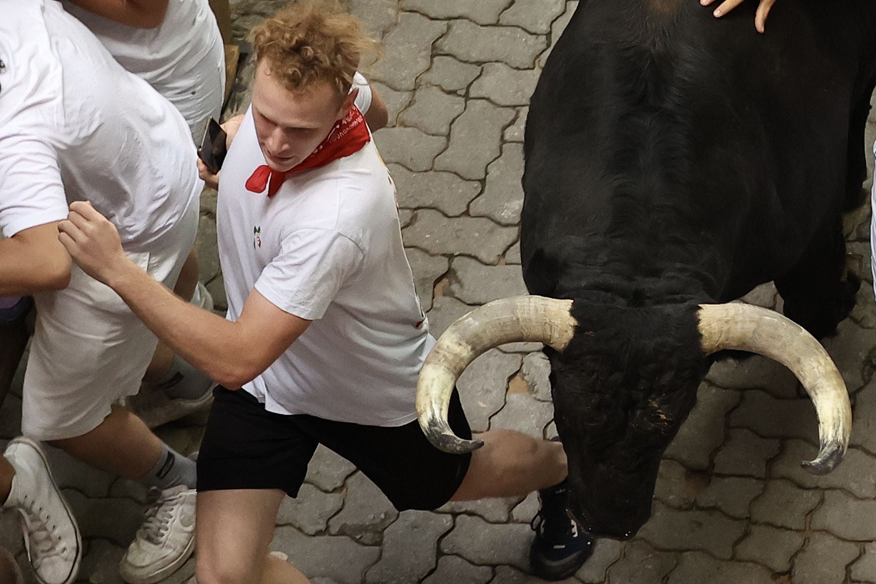 Los toros de la ganadería de Fuente Ymbro en el último tramo del recorrido, antes de entrar en el callejón. 