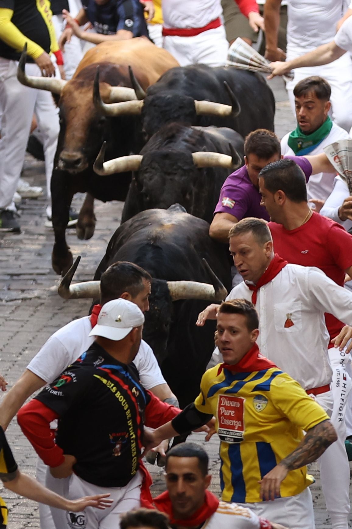 Los mozos son perseguidos por toros de la ganadería gaditana de Fuente Ymbro este miércoles, durante el cuatro encierro de los Sanfermines.