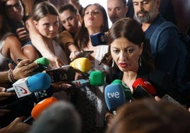 La ministra Sira Rego atiende a los medios en Tenerife.