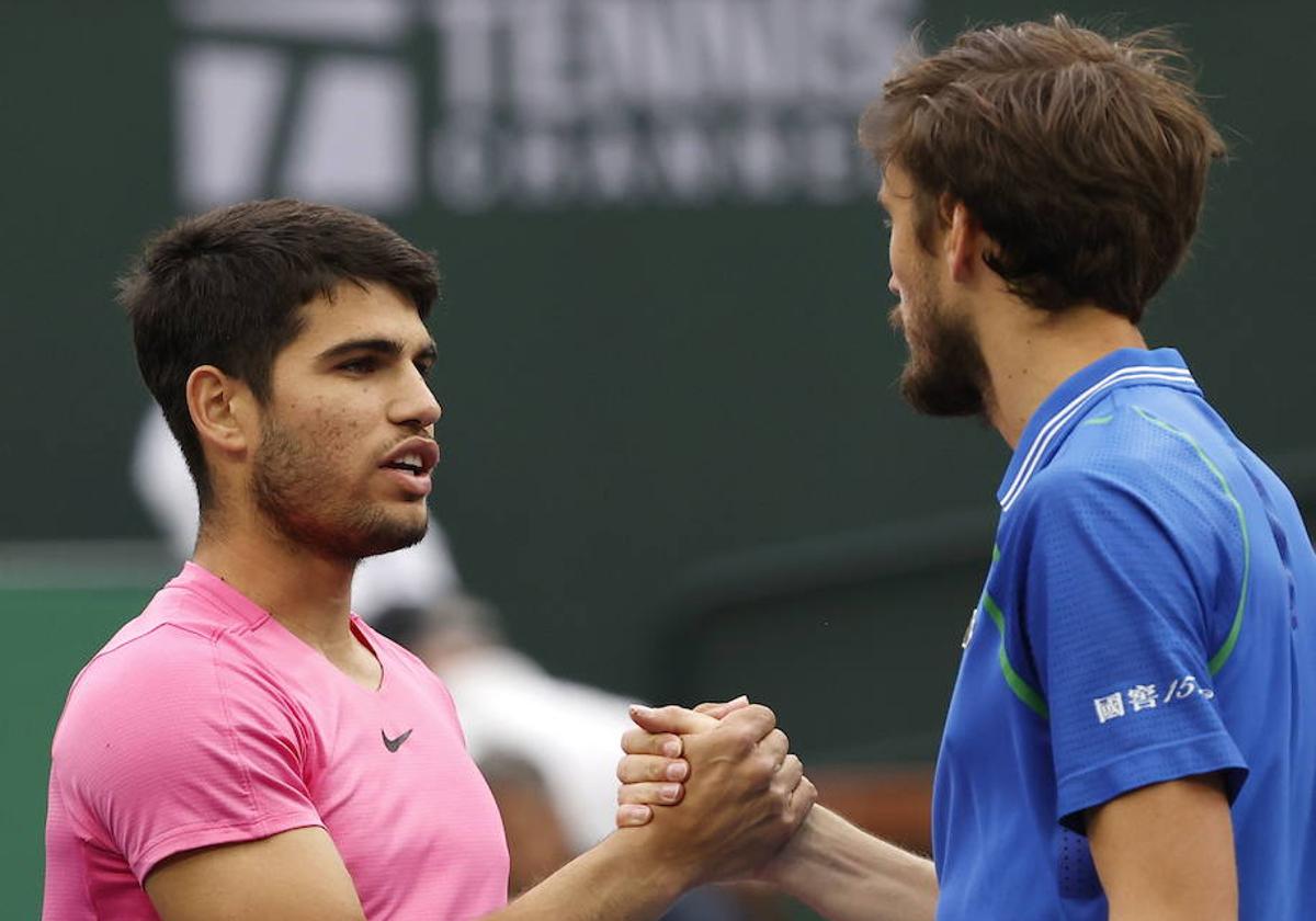 Carlos Alcaraz estrecha la mano de Daniil Medvedev tras un partido en Indian Wells.