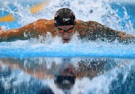 Caeleb Dressel, ganando el oro en los 100 metros mariposas en los Juegos Olímpicos de Tokio