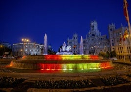 La Plaza de Cibeles iluminada de noche