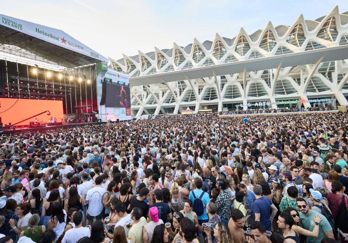 Una multitud asiste a un concierto en Valencia.