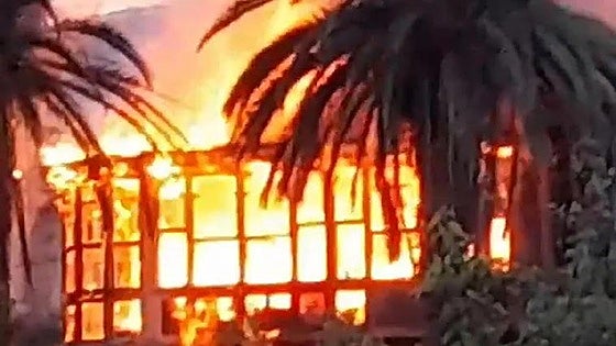 Fallece un hombre atrapado en el incendio de un palacete de Asturias