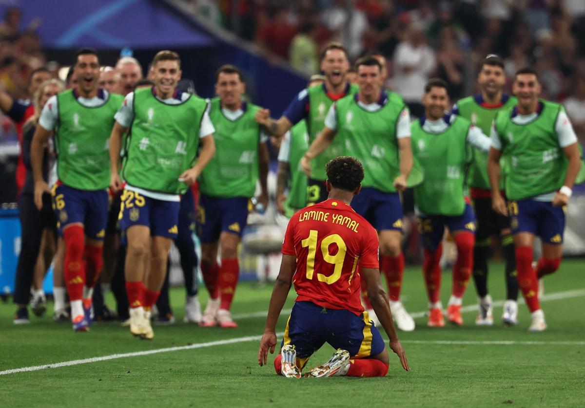 Lamine Yamal celebra su gol ante Francia con el banquillo de la selección española.