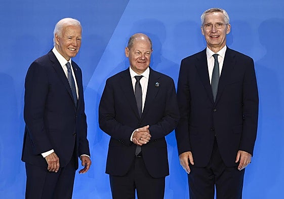 El presidente estadounidense, Joe Biden, el canciller alemán, Olaf Scholz, y rl secretario general de la OTAN, Jens Stoltenberg, durante la cumbre en Washington.