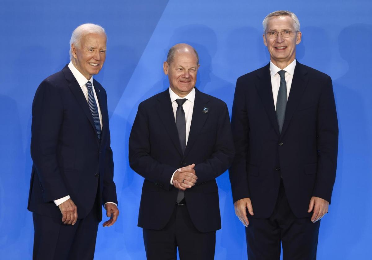 El presidente estadounidense, Joe Biden, el canciller alemán, Olaf Scholz, y rl secretario general de la OTAN, Jens Stoltenberg, durante la cumbre en Washington.