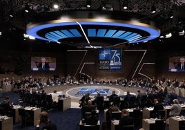 Los participantes en la cumbre de la OTAN en Washington siguen el discurso de Jens Stoltenberg.