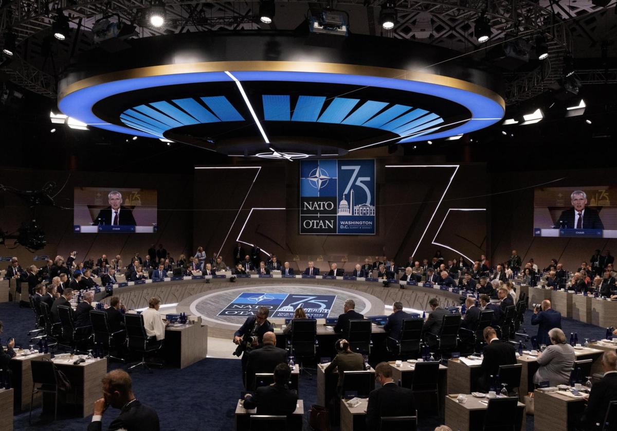 Los participantes en la cumbre de la OTAN en Washington siguen el discurso de Jens Stoltenberg.