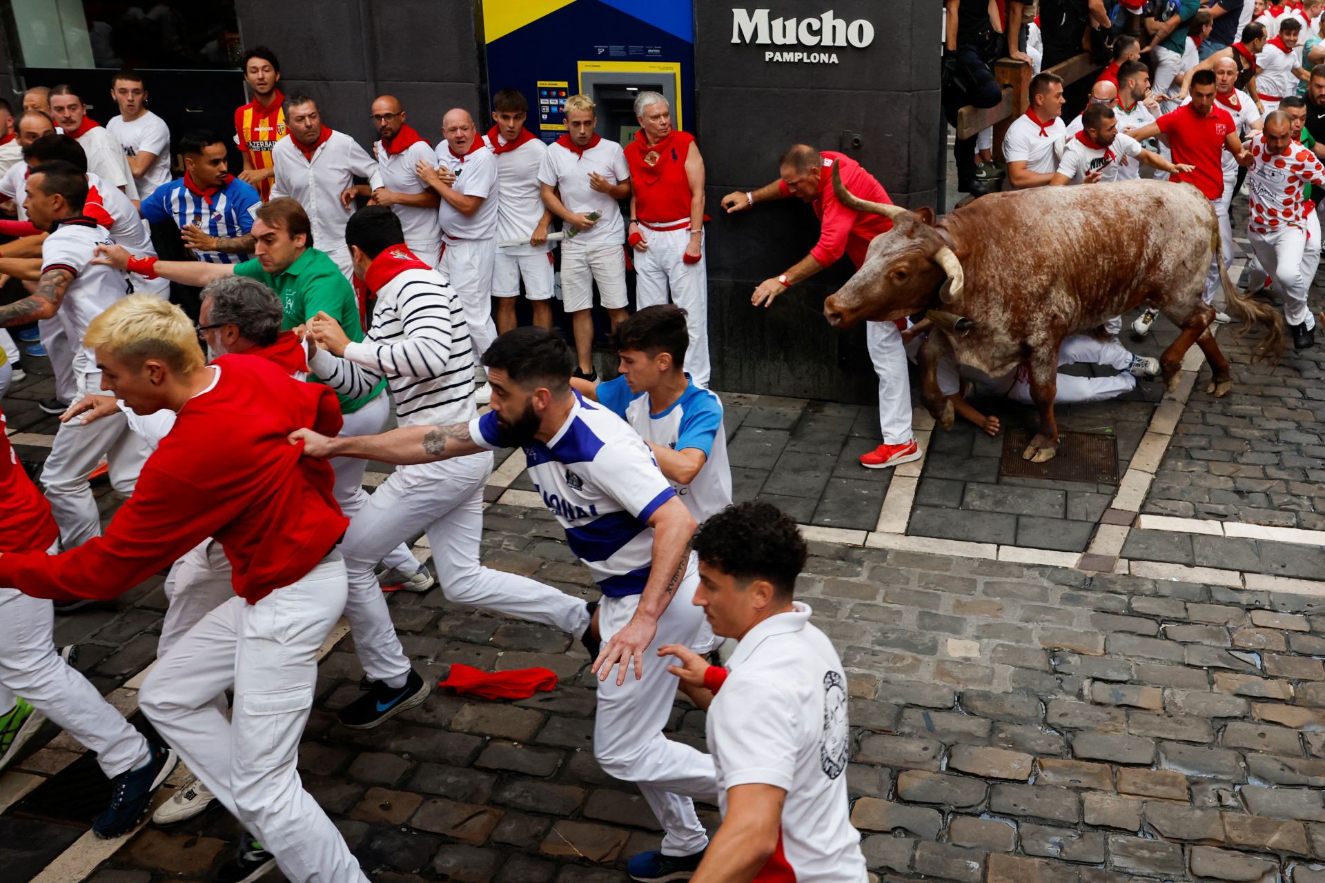 Los corredores caen durante el encierro. 