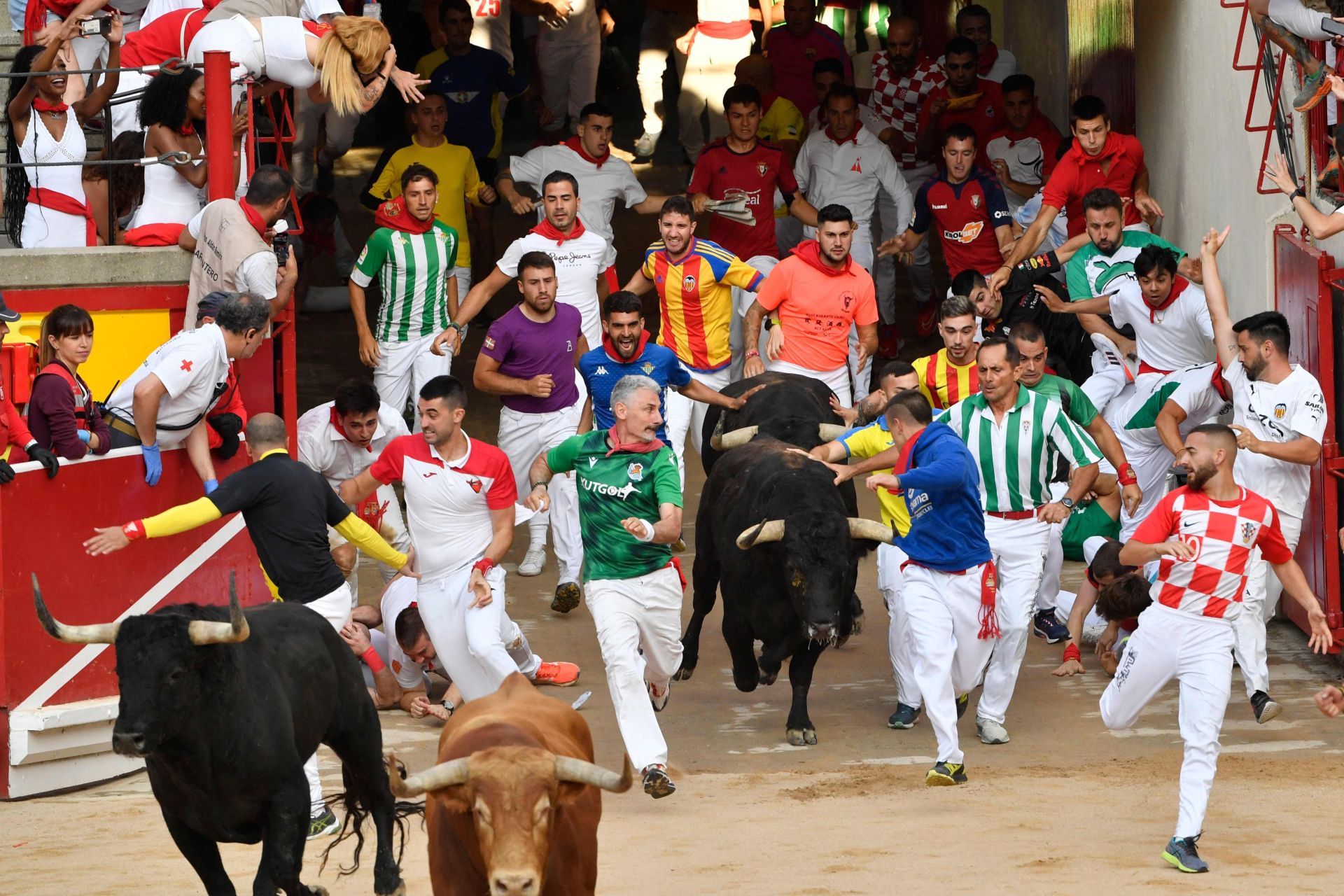 Los participantes ingresan a la plaza de toros. 