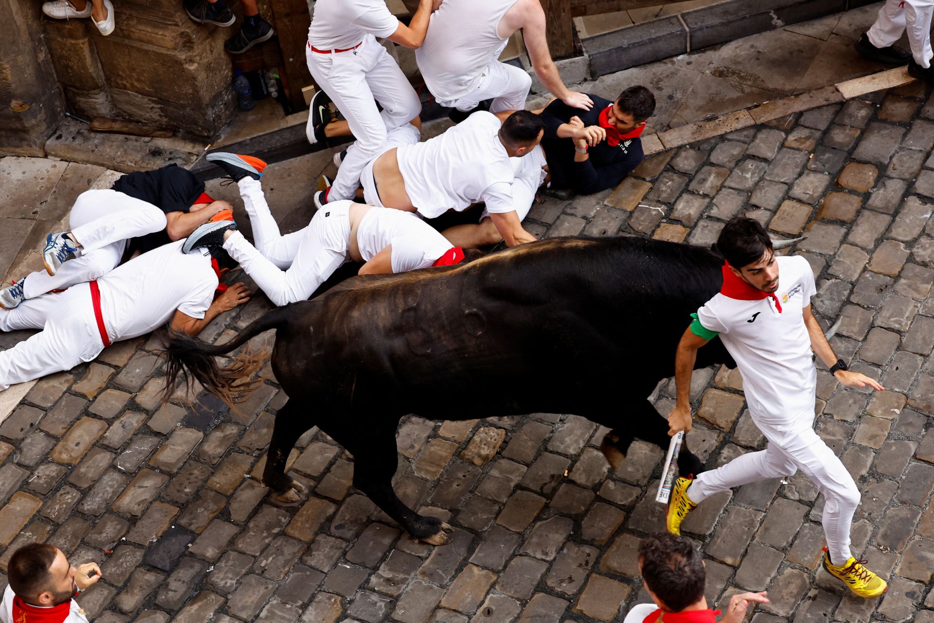 Los toros de Domingo Hernández han corrido este jueves el quinto encierro de San Fermín 2024, y su primera participación en esta fiesta ha sido un visto y no visto, ya que lo han hecho a una velocidad endiablada de 2 minutos y 9 segundos, el tiempo más rápido de lo que llevamos de feria.