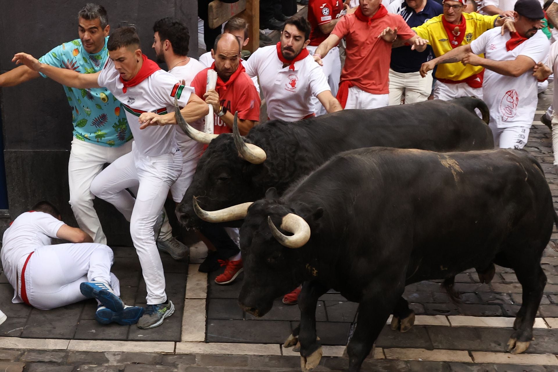 Los toros de la ganadería de Domingo Hernández Martín a su paso por la curva de Mercaderes.