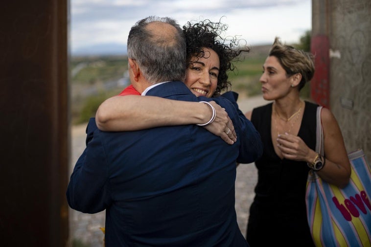 Rovira y Junqueras aparcaron este viernessus diferencias y se abrazaron tras el regreso de la secretaria general.