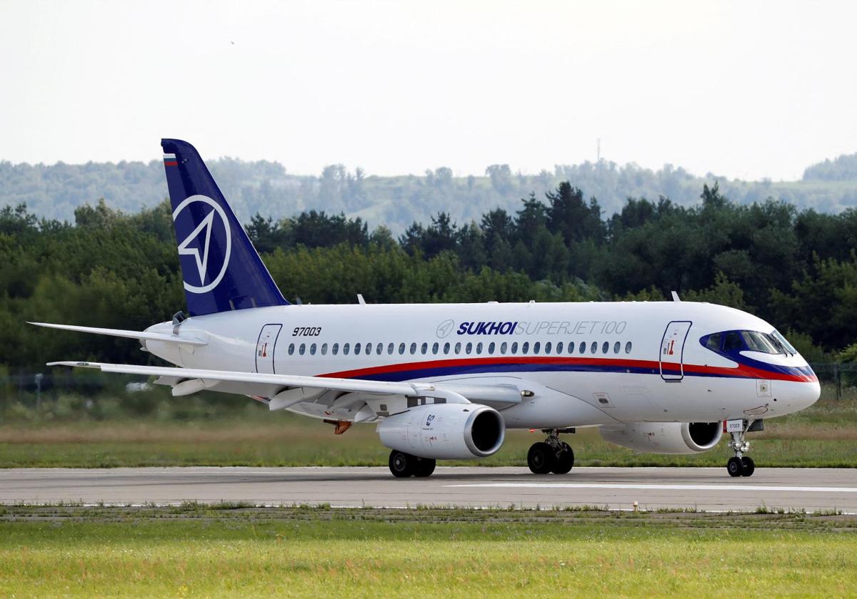 Un modelo Sukhoi Superjet 100 se dispone a despegar desde Zhukovsky, en las afueras de Moscú.