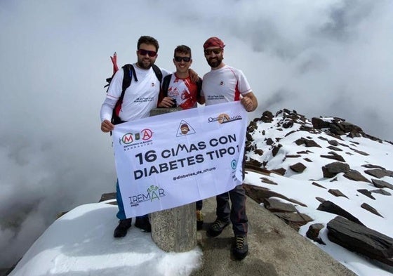 Arturo Carvajal haciendo cima en el Mulhacén (3.482 metros) con sus amigos.