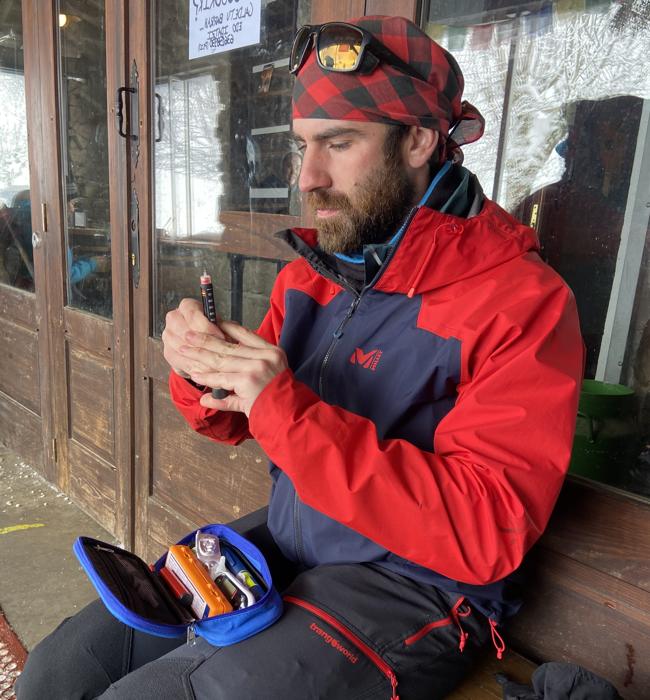 A. Carvajal controlando su glucemia en una de sus rutas.