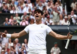 Carlos Alcaraz celebra su pase a la final de Wimbledon.