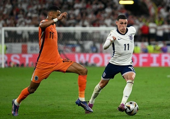 Phil Foden en las semifinales de la Eurocopa contra Paíes Bajos