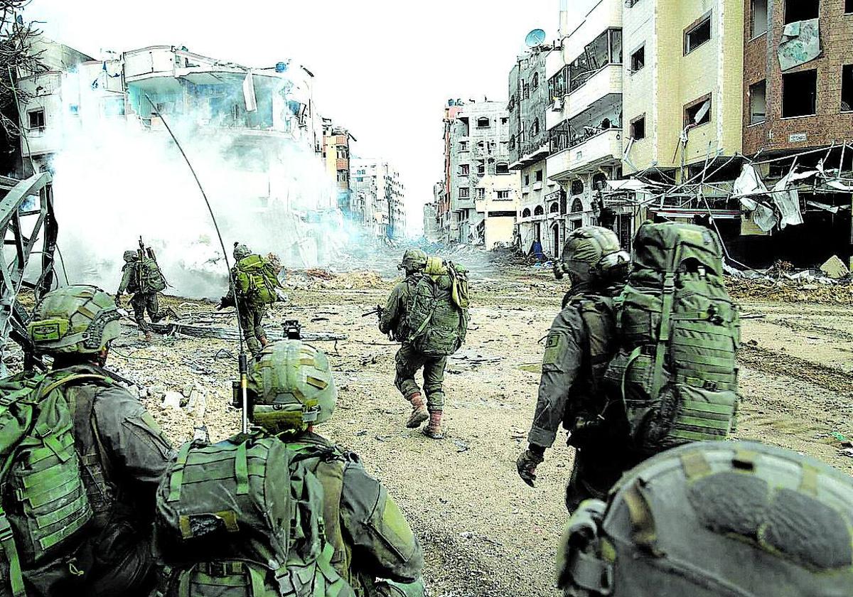 Soldados israelíes en las calles de Gaza.