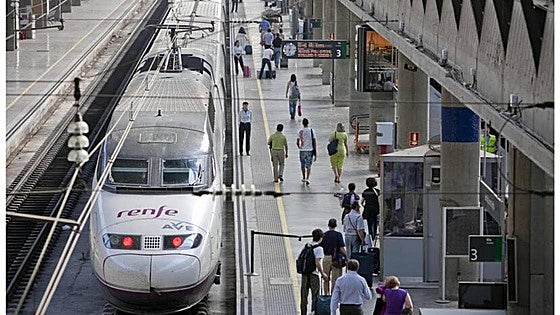 Renfe ve «complicado» llegar a París este año y exige a Talgo que homologue los trenes
