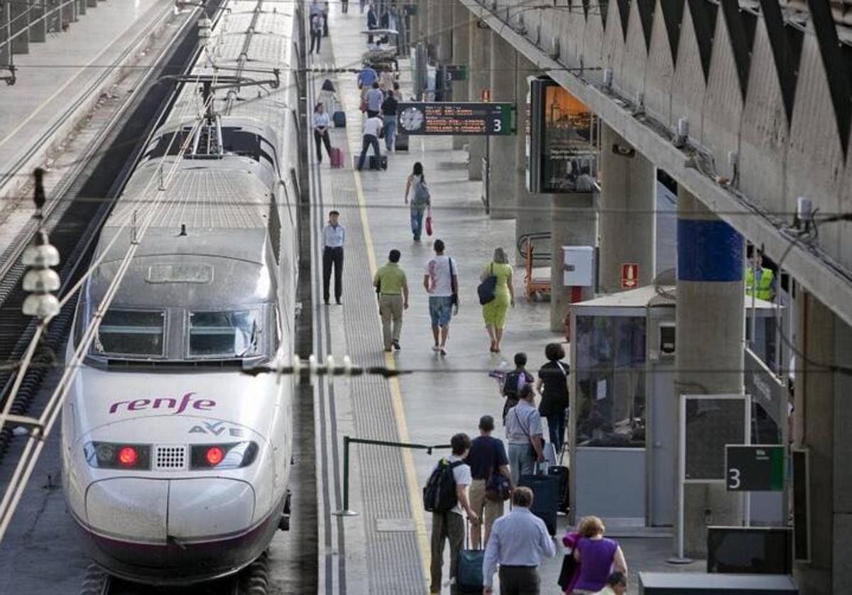 Un AVE de Renfe en una parada en una estación.