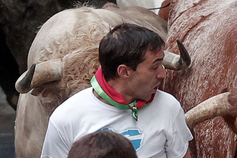 Uno de los mozos perseguido de cerca por los toros. 