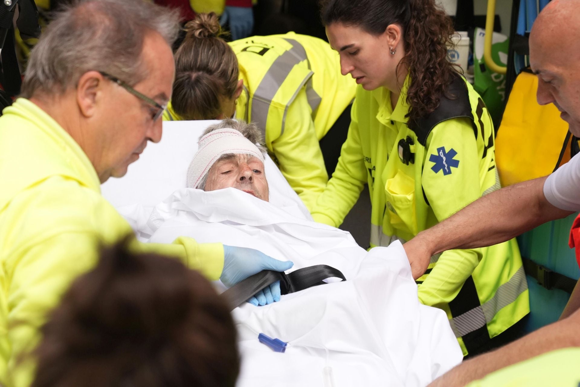 Un mozo es trasladado al hospital tras resultar herido en el sexto encierro. 