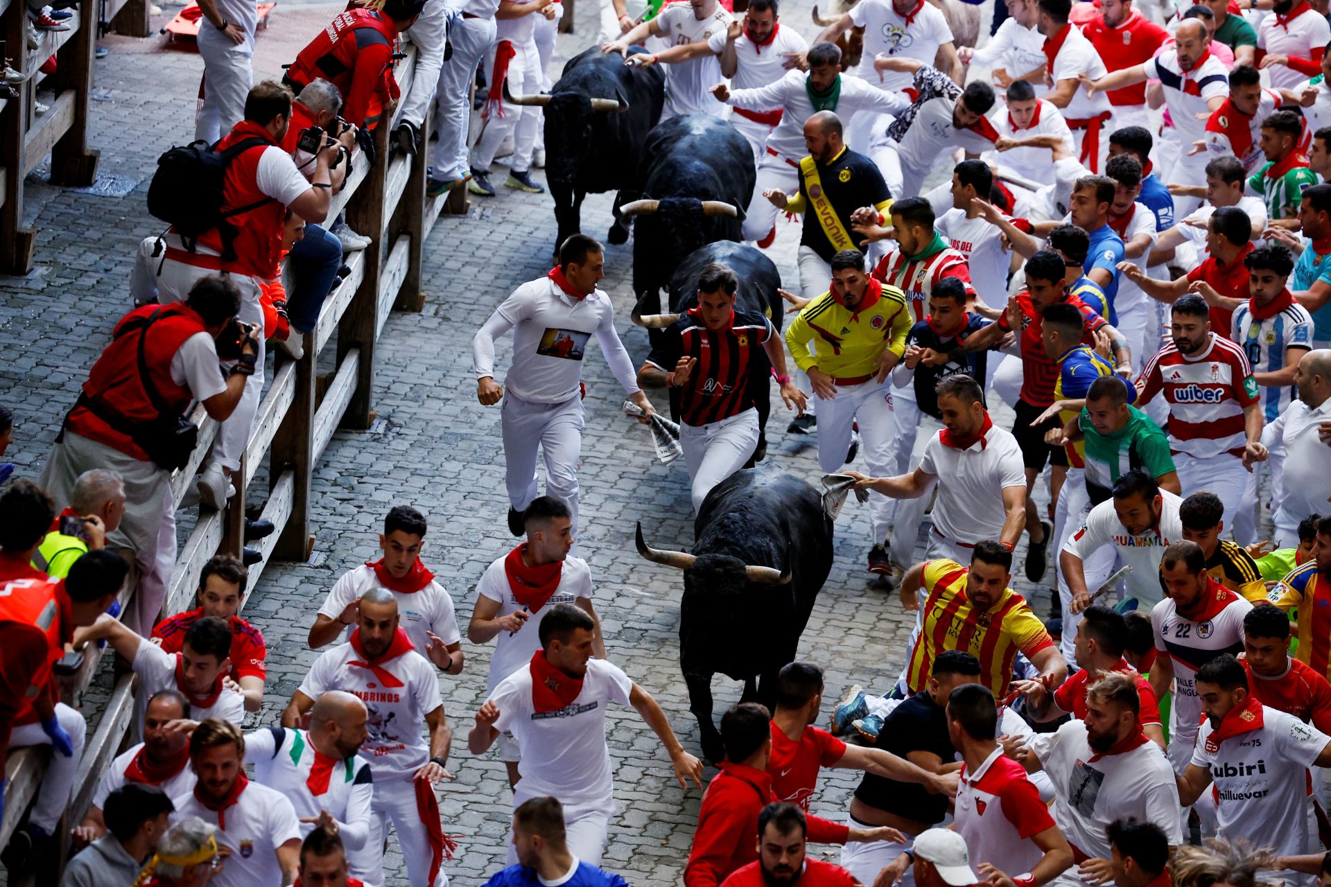 Los toros de Jandilla han realizado el encierro, otro día más en lo que llevamos de fiestas, de una manera rápida: en un tiempo de 2 minutos y 19 segundos.