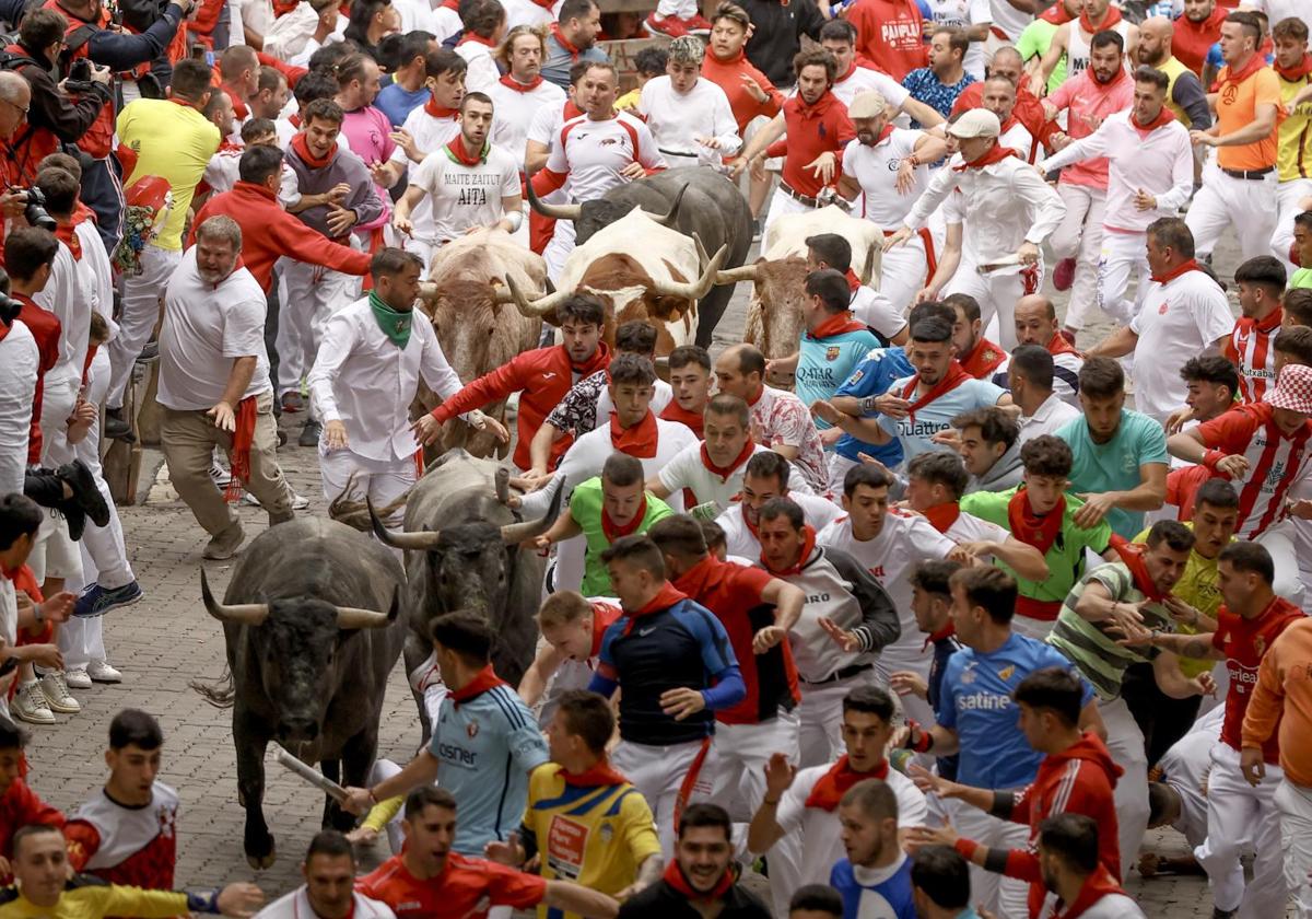 Multitudinario y peligroso encierro de José Escolar.