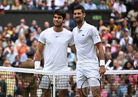 Carlos Alcaraz y Novak Djokovic posan antes de la final de Wimbledon del año pasado.