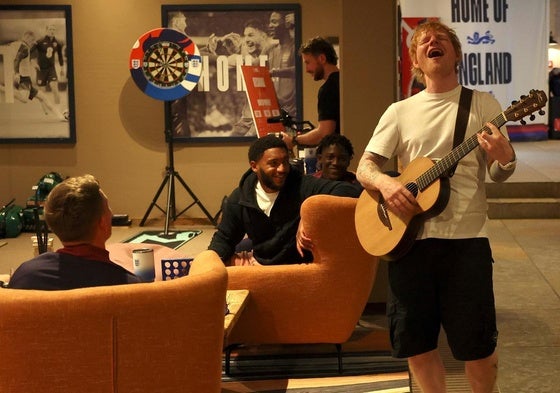 Ed Sheeran en el concierto privado con la selección Inglesa