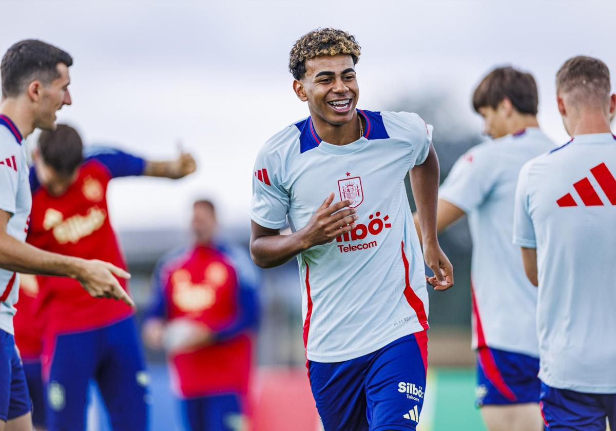 Lamine Yamal, luciendo sonrisa durante un entrenamiento de la selección española.