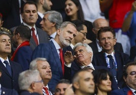 Pedro Rocha junto al Rey Felipe VI en el palco en el partido contra Italia en la Eurocopa