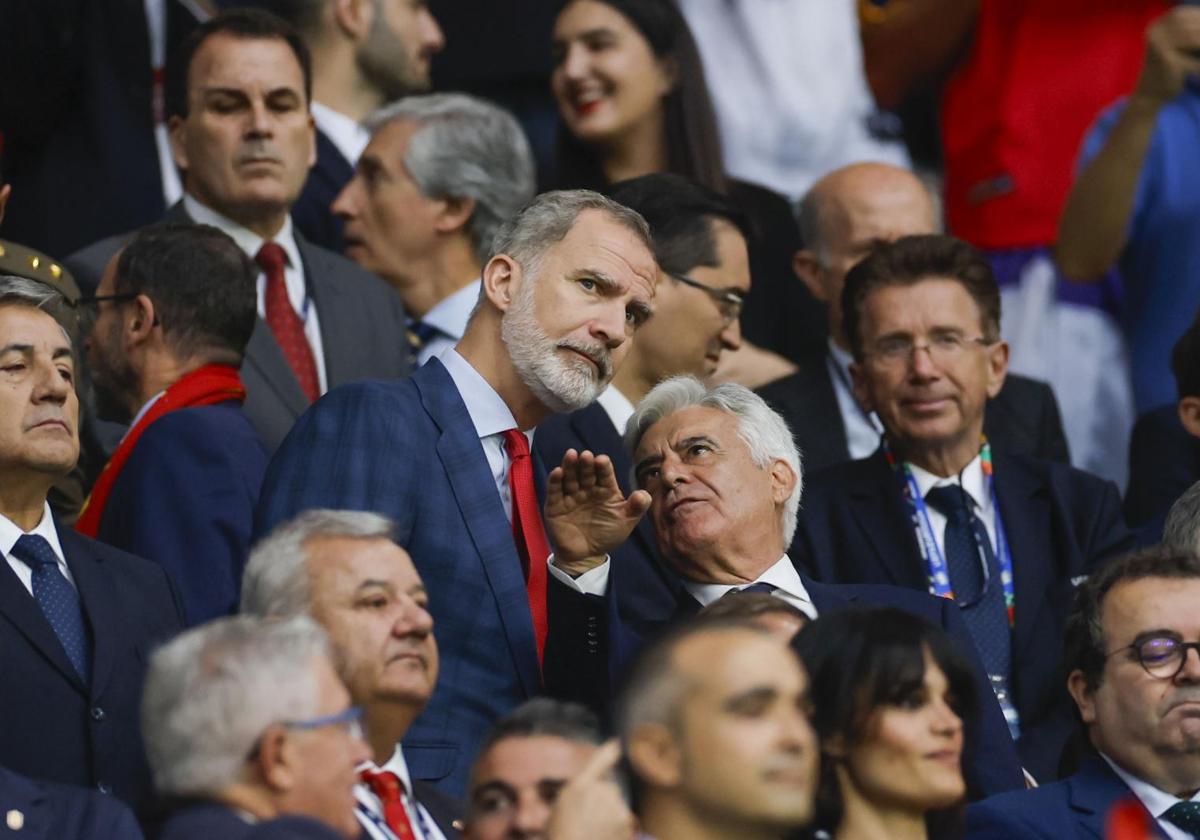 Pedro Rocha junto al Rey Felipe VI en el palco en el partido contra Italia en la Eurocopa