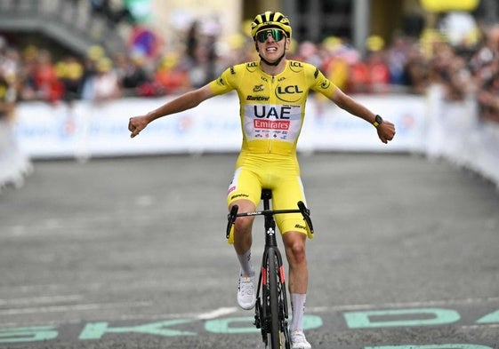 Tadej Pogacar celebra su victoria en la decimocuarta etapa del Tour.