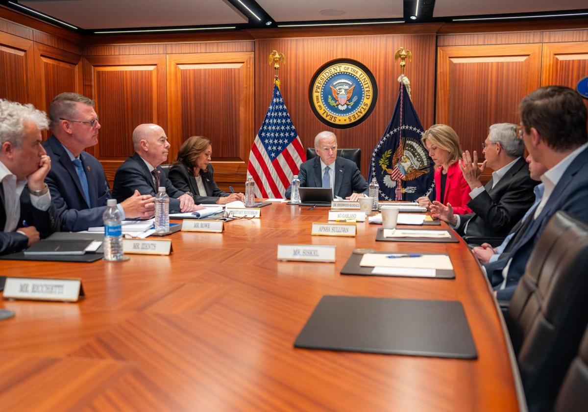 Biden y a la vicepresidenta, Kamala Harris se reunieron ayer con sus asesores de Seguridad Nacional y miembros de las fuerzas del orden en la Sala de Situaciones de Crisis de la Casa Blanca.