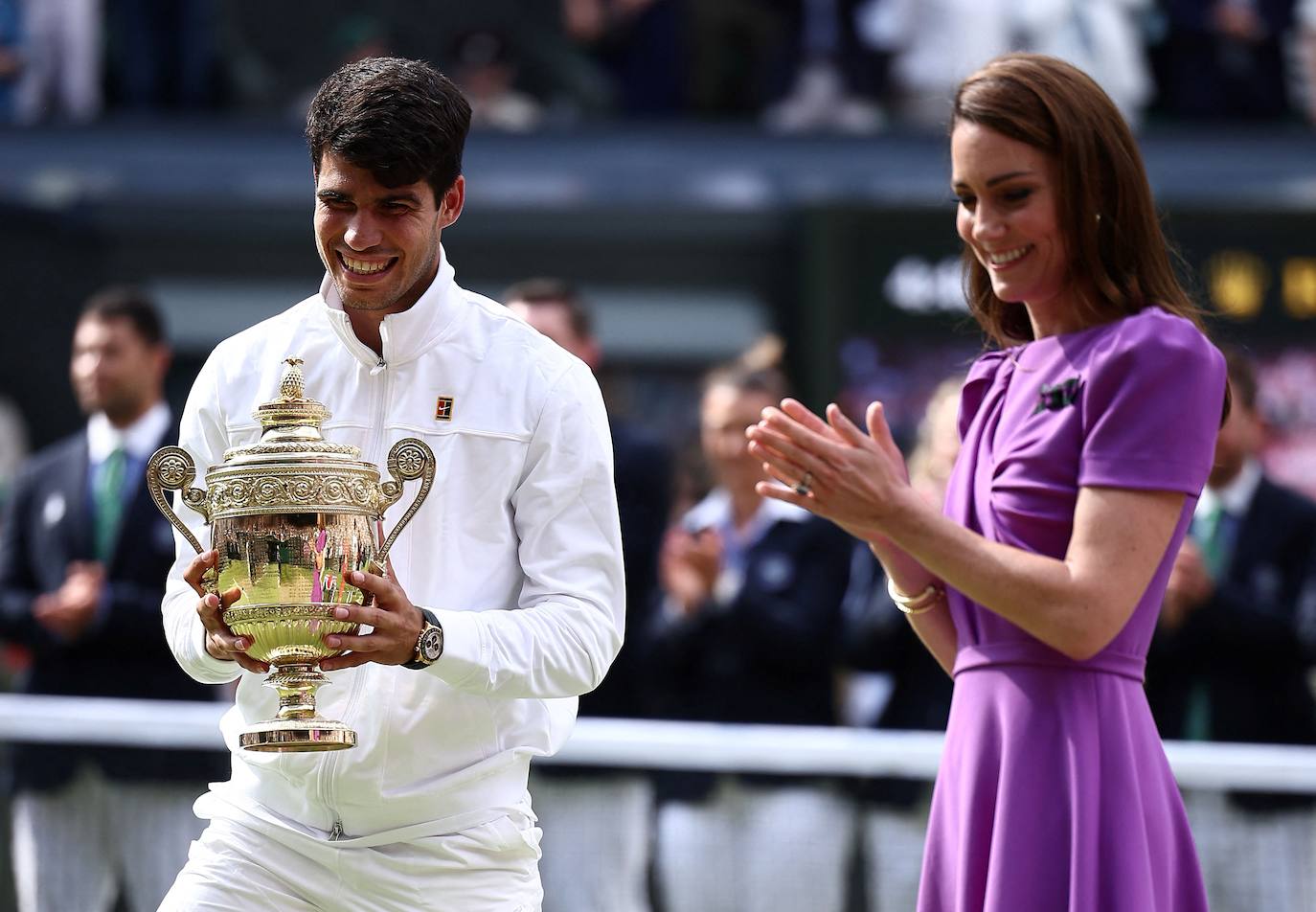 Alcaraz con el trofeo que le entregó, Kate Middleton, la Princesa de Gales. 