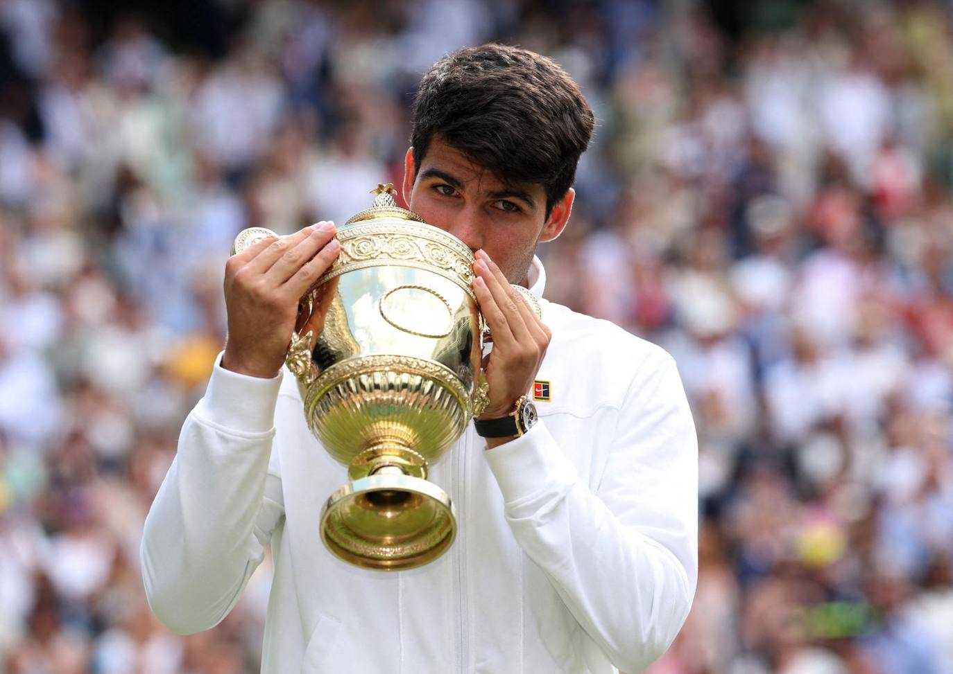 El murciano besando su segundo Wimbledon.