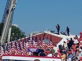 Dos francotiradores se apostna en un tejado del recinto donde Trump ofreció el mitin antes de los disparos.