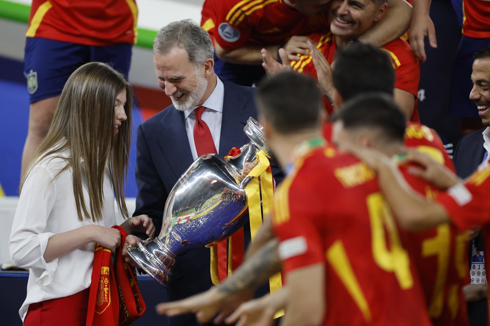 Felipe VI y la infanta Sofía cogen la copa tras ganar España la Eurocopa.