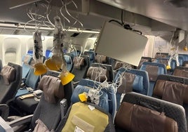 Así quedó la cabina del avión de Singapore Airlines en el que murió un británico debido a las fuertes turbulencias.