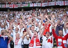 Aficionados ingleses siguen la final de la Eurocopa en el Olímpico de Berlín.