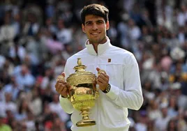 Carlos Alcaraz posa con el trofeo tras ganar su segundo Wimbledon.