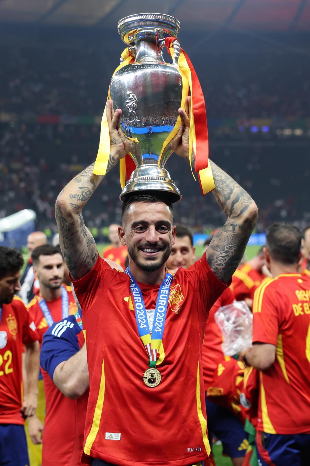 Joselu porta en su cabeza la copa de la Eurocopa.