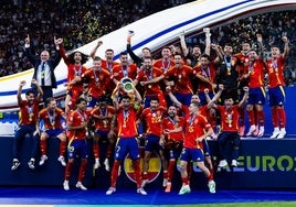 Los jugadores de La Roja levantan el trofeo de campeones.