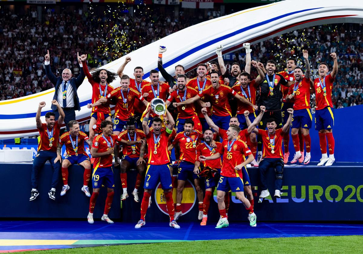 Los jugadores de La Roja levantan el trofeo de campeones.